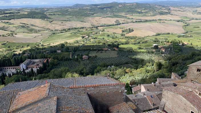 Eine Stadt mit einem Blick auf eine grüne Landschaft