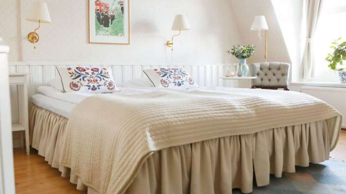 Ein Schlafzimmer mit zwei Betten und einem Stuhl