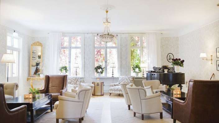 Ein Wohnzimmer mit vielen Stühlen und einem Klavier