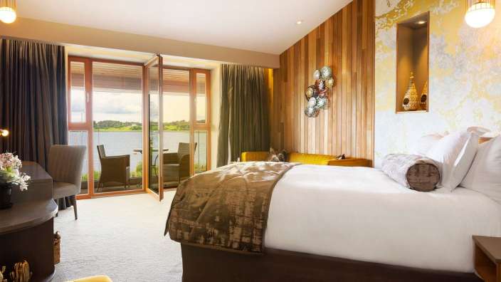 Ein Hotelzimmer mit einem Bett und einem Tisch