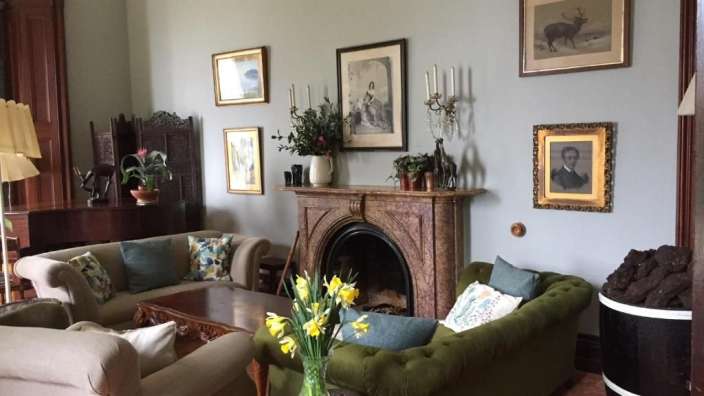 Ein Wohnzimmer mit vielen Möbeln und einem Kamin