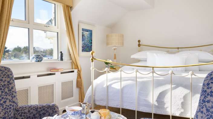 Ein Schlafzimmer mit einem Bett und einem Stuhl