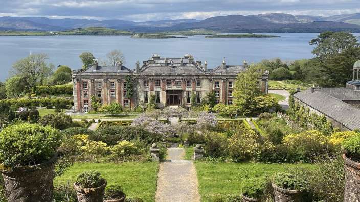 Ein großes Gebäude mit einem See im Hintergrund