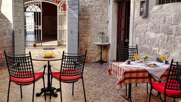 Ein Tisch mit einem karierten Tischtuch darauf