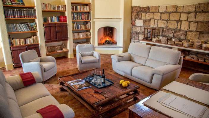 Ein Wohnzimmer mit Couch und Stühlen und einem Kamin