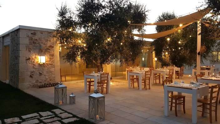 Tische und Stühle auf einer Terrasse mit Laternen