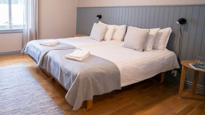 Ein Schlafzimmer mit zwei Betten und einem Tisch