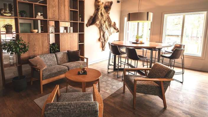 Ein Wohnzimmer mit Couch und Stühlen und einem Tisch
