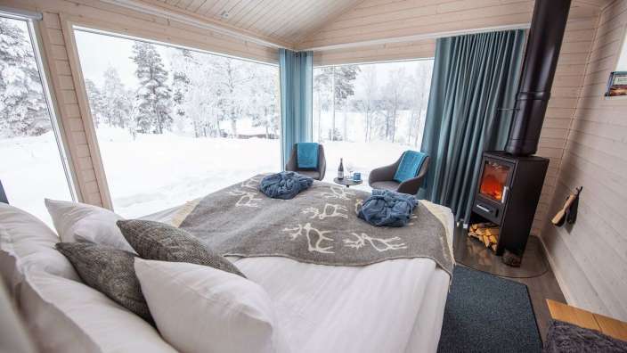 Ein Schlafzimmer mit einem Bett und einem Kamin