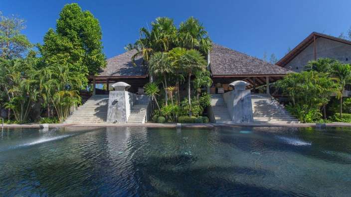 Ein großes Gebäude mit einem Pool davor