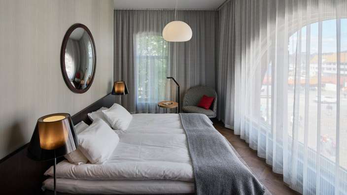 Ein Hotelzimmer mit einem Bett und einem Stuhl