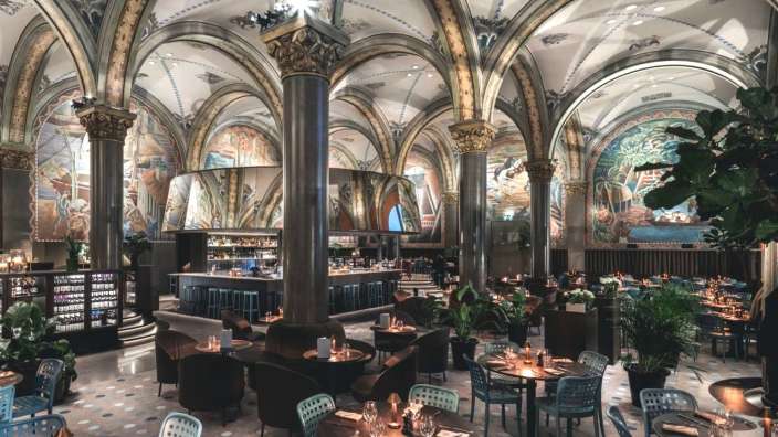 Ein großer Raum mit vielen Tischen und Stühlen