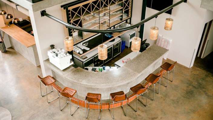 Eine Ecke einer Bar mit Stühlen und einer Kaffeemaschine