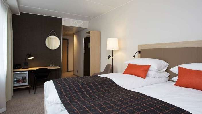 Ein Hotelzimmer mit einem Bett und einem Schreibtisch