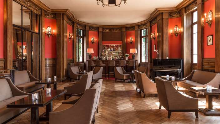 Ein Wohnzimmer mit vielen Stühlen und Tischen und einer Bar