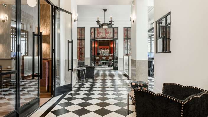 Ein Flur mit einem schwarz-weiß karierten Boden