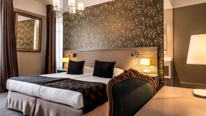 Ein Hotelzimmer mit einem Bett und einem Stuhl