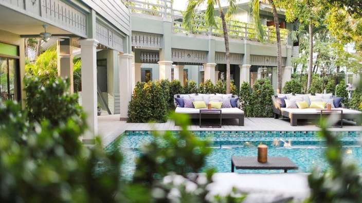 Ein großer Swimmingpool mit einer Couch darauf