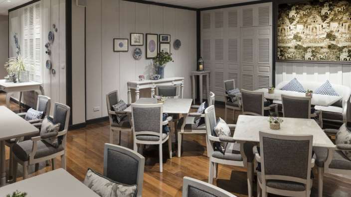 Ein Esszimmer mit vielen Tischen und Stühlen