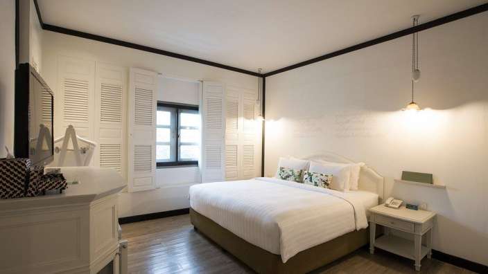 Ein Schlafzimmer mit einem Bett und einem Nachttisch