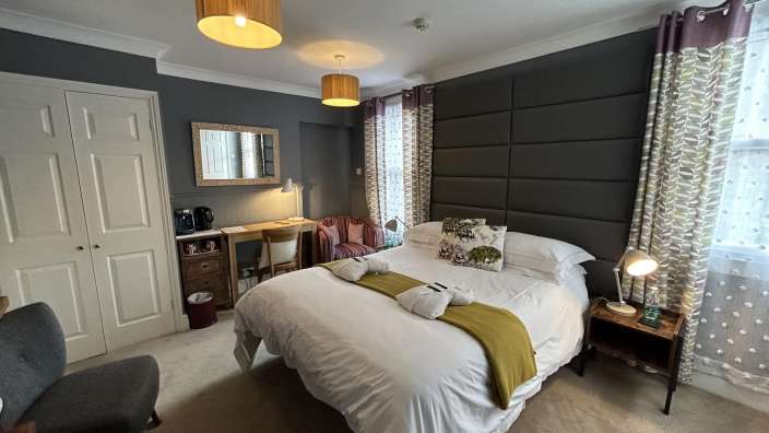 Ein Schlafzimmer mit einem Bett und einem Stuhl