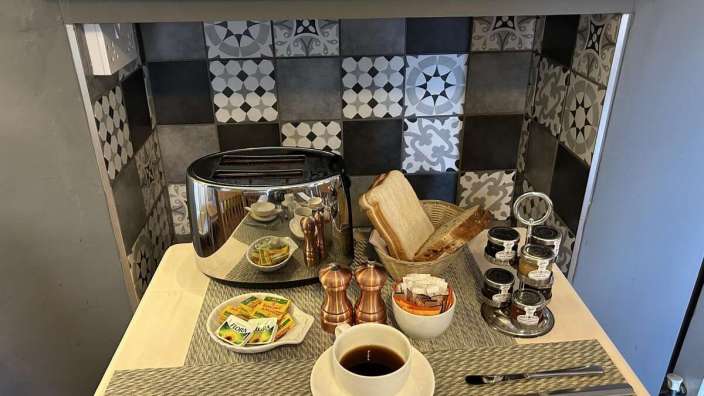 Ein Tisch mit einem Toaster und einer Tasse Kaffee