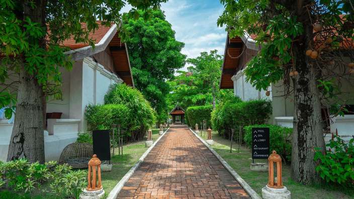 Ein Backsteinweg führt zu einem Pool und einem Restaurant