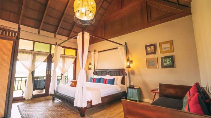 Ein Schlafzimmer mit einem Himmelbett und einer Couch