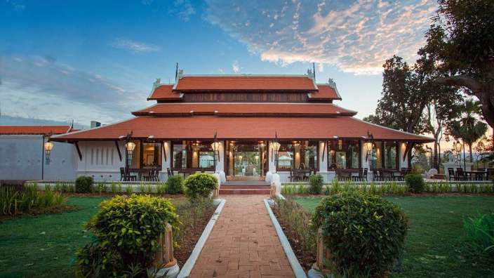 Ein großes weißes Gebäude mit einem roten Dach