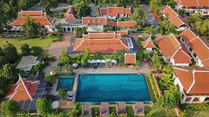 Eine Luftaufnahme eines großen Swimmingpools zwischen zwei Gebäuden