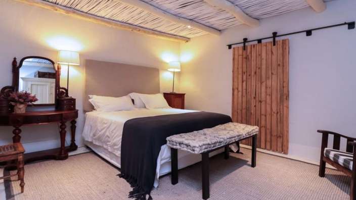 Ein Schlafzimmer mit einem Bett und einem Spiegel