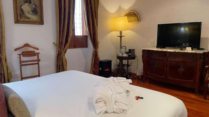 Ein Schlafzimmer mit einem Bett und einem Fernseher