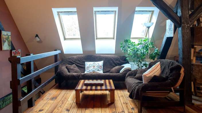 Ein Wohnzimmer mit einer Couch und einem Schachbrett auf einem Tisch