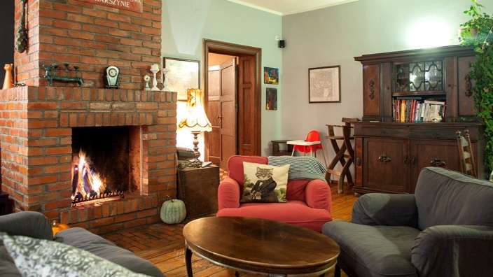 Ein Wohnzimmer mit einem roten Backsteinkamin