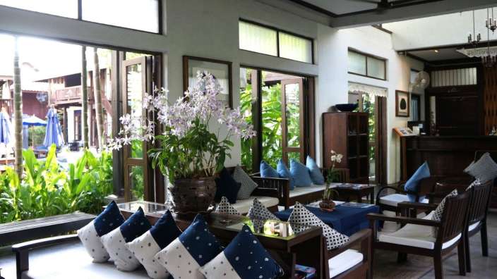 Ein Wohnzimmer mit vielen blauen und weißen Kissen