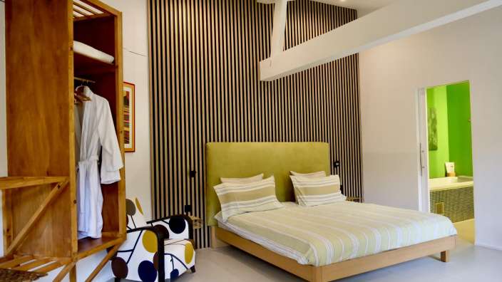 Ein Schlafzimmer mit einem Bett und einem Stuhl