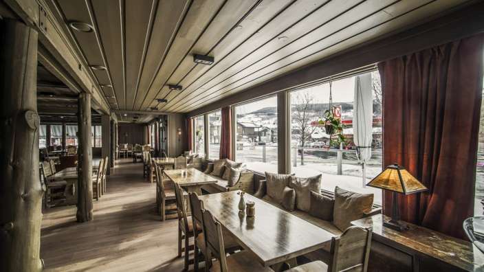 Eine lange Reihe von Tischen und Stühlen in einem Restaurant