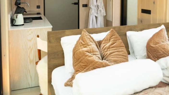 Ein Schlafzimmer mit einem Bett und einem Waschbecken