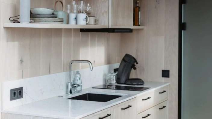 Eine Küche mit einem Waschbecken und einem Kaffeemaschine