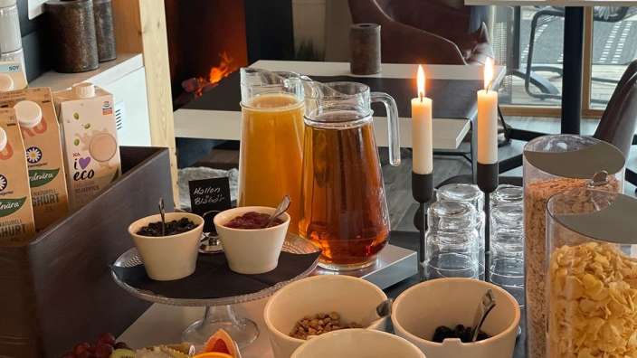 Eine Auswahl an Speisen und Getränken steht auf einem Tisch