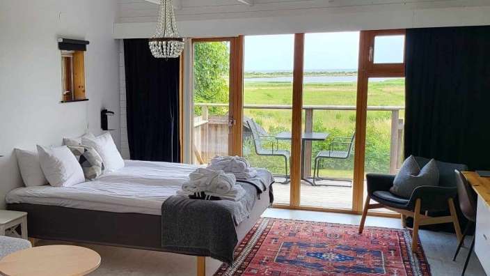 Ein Schlafzimmer mit zwei Betten und einem Teppich