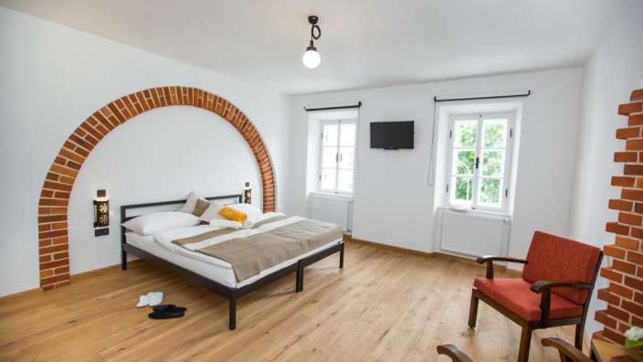 Ein Schlafzimmer mit einem Bett und einem Fernseher