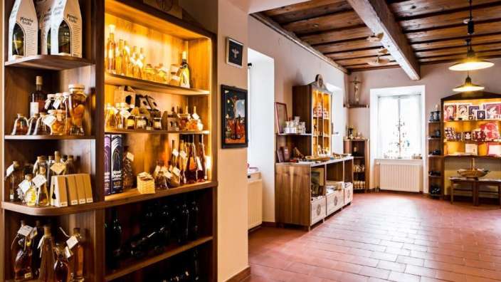 Eine Reihe von Regalen mit Flaschen und Behältern in einem Raum