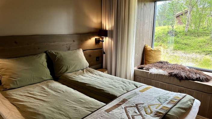 Ein Schlafzimmer mit einem Bett und einem Fenster