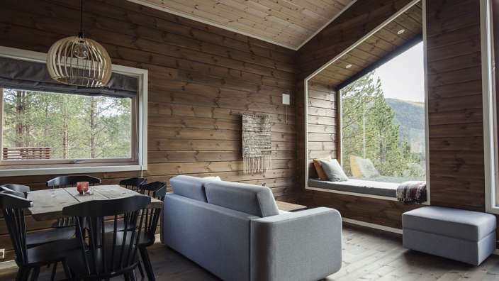 Ein Wohnzimmer mit einem Couchtisch und Stühlen