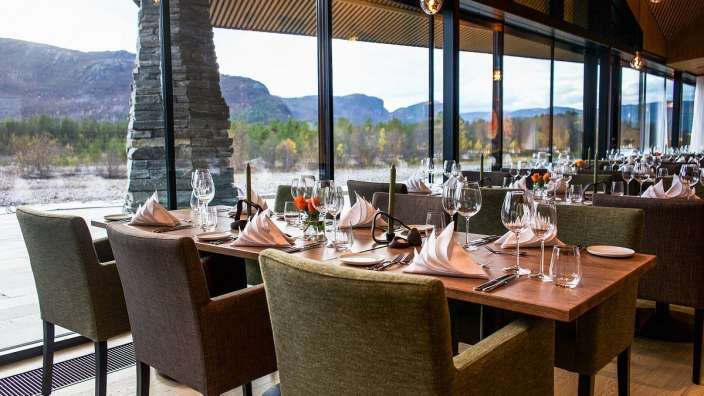 Tisch und Stühle in einem Restaurant mit Blick auf die Berge