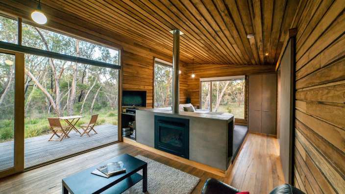 Ein Wohnzimmer mit einem Kamin und einem Fernseher