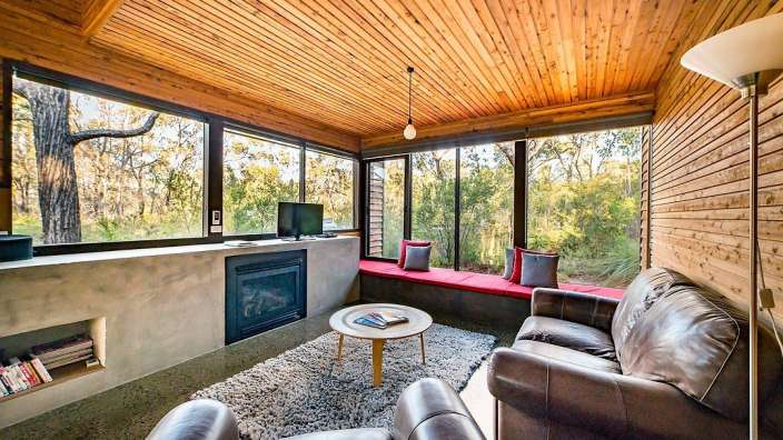 Ein Wohnzimmer mit einer Couch und einem Fernseher