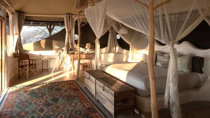 Ein Zimmer mit einem Bett und einem Schreibtisch