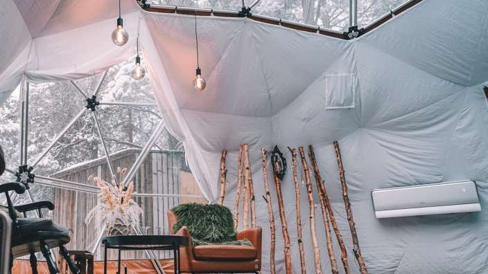 Ein Wohnzimmer mit einem Stuhl und einem Tisch